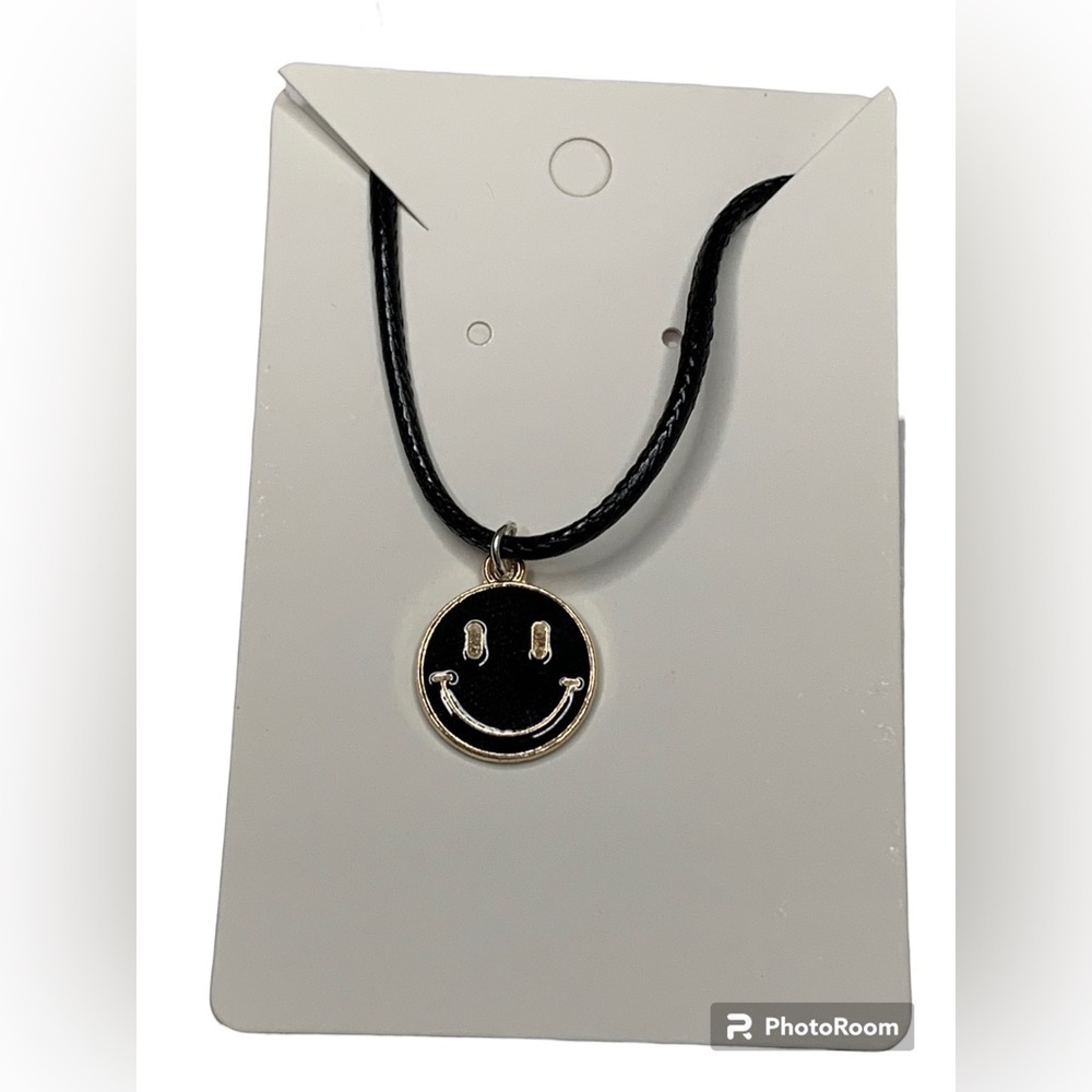 Smiley face Necklace - Picture 2 of 3